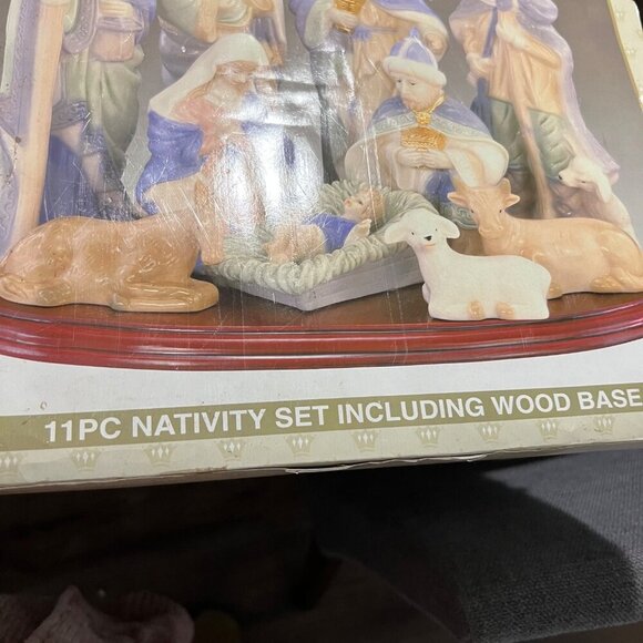 Vintage 11-Piece Nativity Set‎ With Wood Base By Crown Accents - Picture 5 of 16